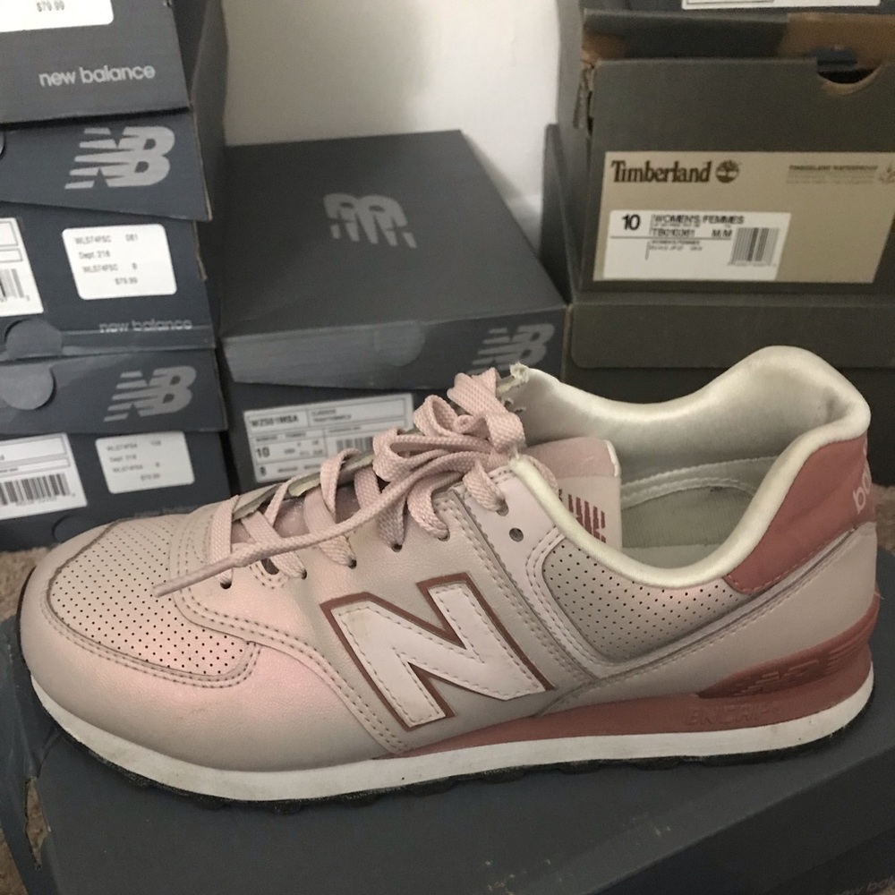 Women’s New Balance 574’s. Size 10. EUC. Hard to Find Color.